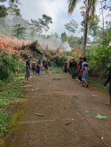 Warga Dusun Cibeunying Gotong Royong Dalam Upaya Penanganan Longsor Yang Terjadi di Dusun Cibeunying