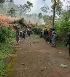 Warga Dusun Cibeunying Gotong Royong Dalam Upaya Penanganan Longsor Yang Terjadi di Dusun Cibeunying